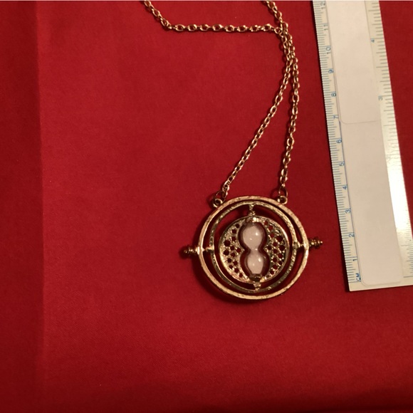 Gold tone sandglass necklace - Picture 7 of 8